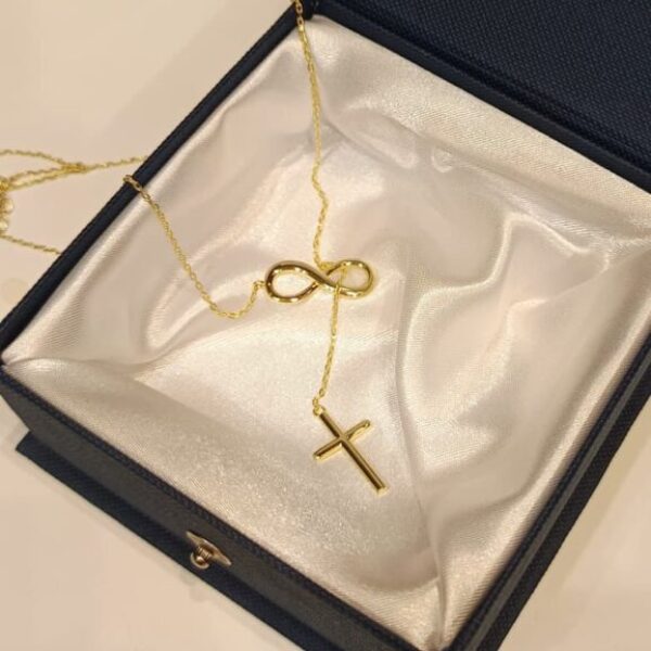 Cadenita con infinito y dije cruz | plata bañada en oro |