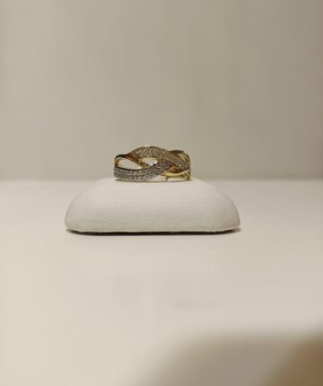 Anillo de oro con doble hilera de circonias entrelazadas