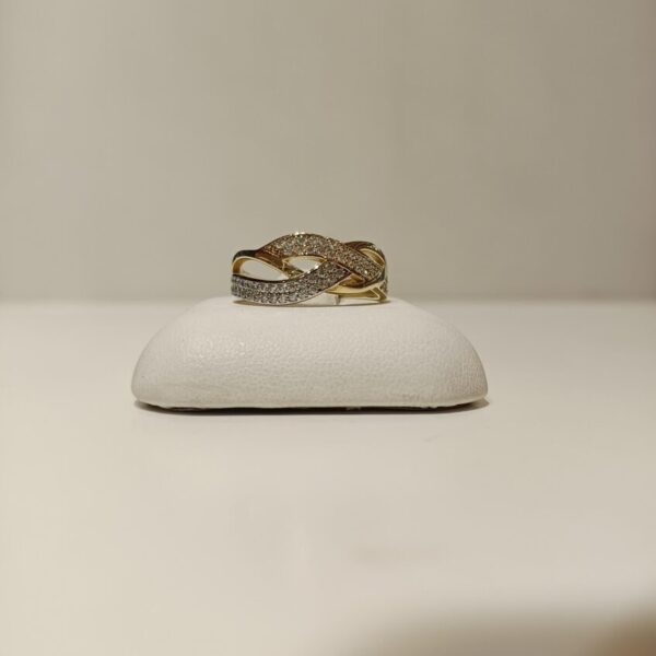 Anillo de oro con doble hilera de circonias entrelazadas