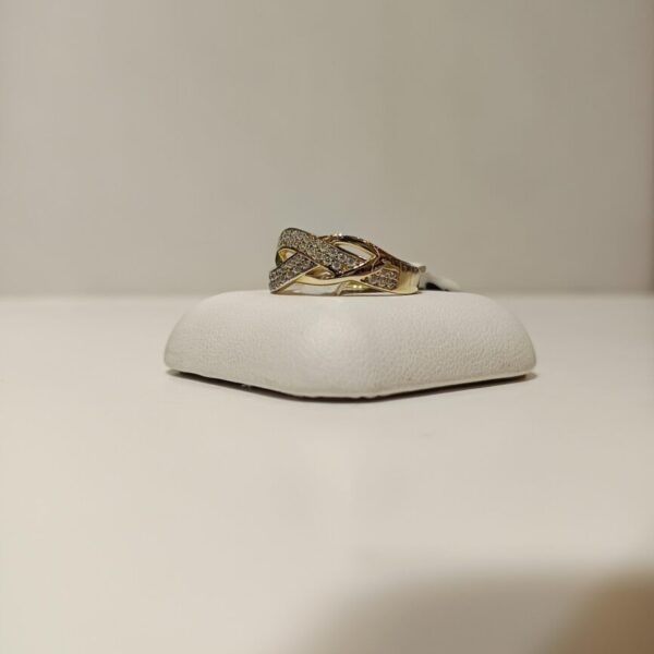 Anillo de oro con doble hilera de circonias entrelazadas