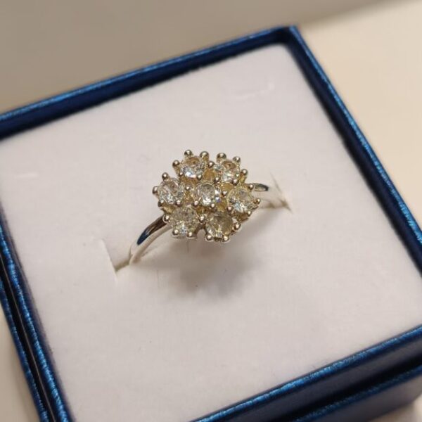 Anillo flor de circonias con engarce de 6 puntas