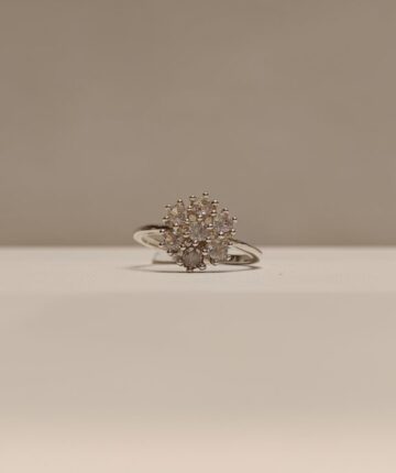 Anillo flor de circonias con engarce de 6 puntas