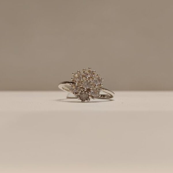Anillo flor de circonias con engarce de 6 puntas