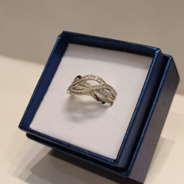 Anillo entrelazado con circonias