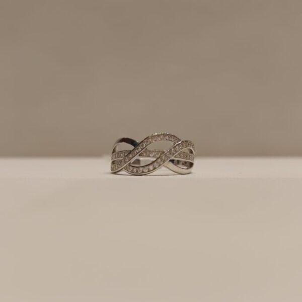 Anillo entrelazado con circonias