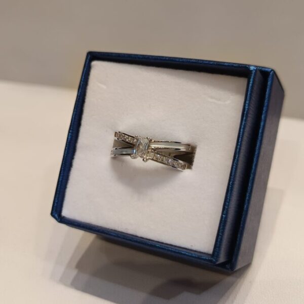 Anillo cruzado, circonias y nácar