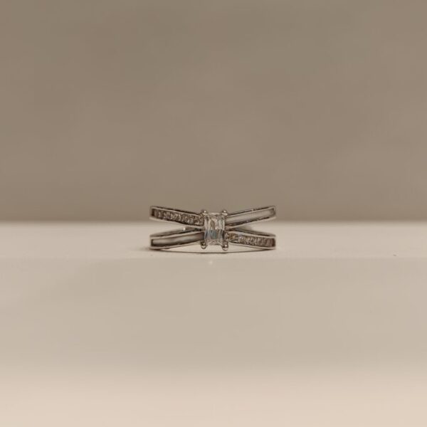 Anillo cruzado, circonias y nácar