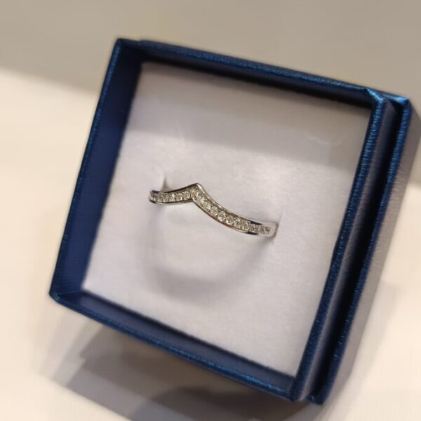 Anillo estilo Valentino con circonias