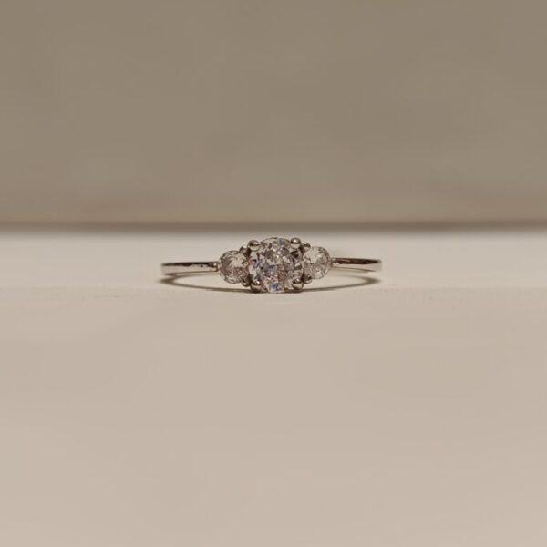 Anillo estilo cintillo con 3 circonias