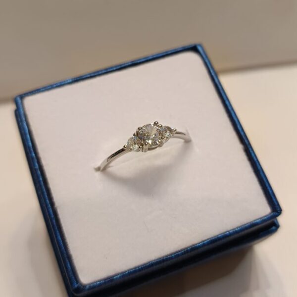 Anillo estilo cintillo con 3 circonias