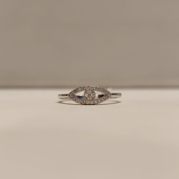 Anillo con diseño de ojo en circonias