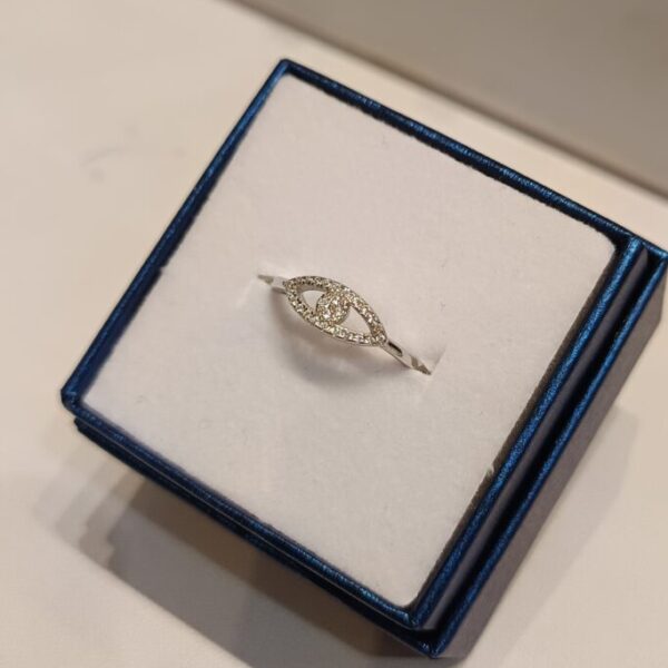 Anillo con diseño de ojo en circonias