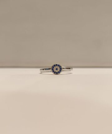 Anillo con círculo de circonias azules y blancas