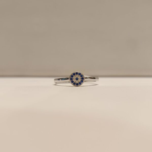 Anillo con círculo de circonias azules y blancas