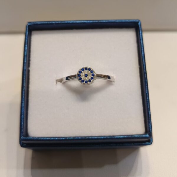 Anillo con círculo de circonias azules y blancas