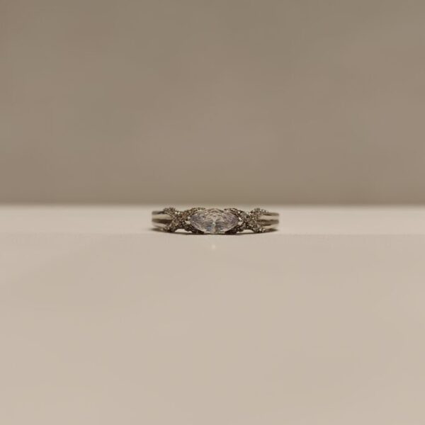 Anillo con circonia ovalada y circonitas cruzadas a los lados