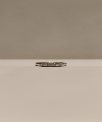 Anillo con 3 circonias baguettes