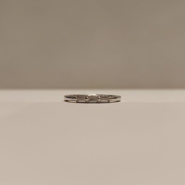 Anillo con 3 circonias baguettes