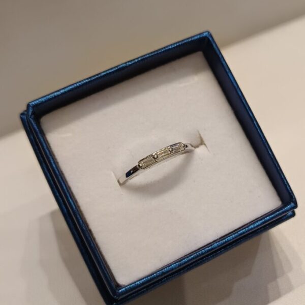 Anillo con 3 circonias baguettes