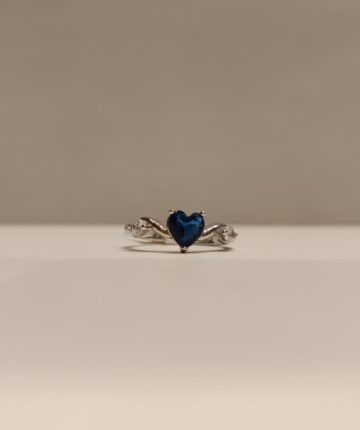 Anillo con circonia azul en forma de corazon y circonias blancas a los lados
