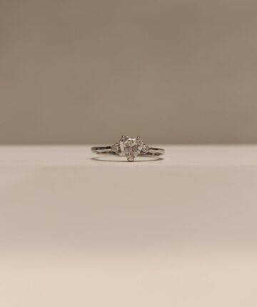 Anillo con circonia blanca en forma de corazón