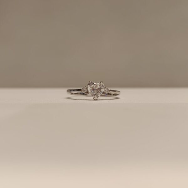 Anillo con circonia blanca en forma de corazón