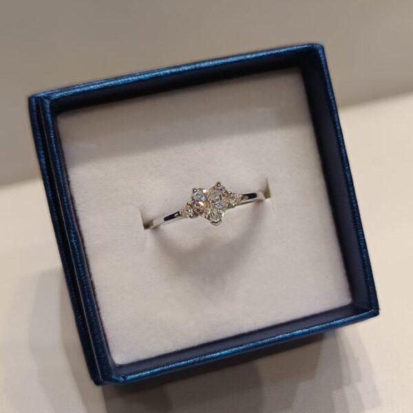 Anillo con circonia blanca en forma de corazón y circonias lateraes
