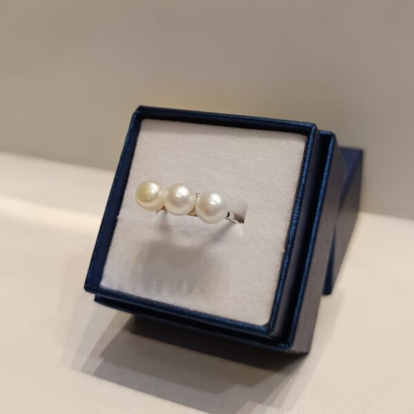 Anillo con 3 perlas chatas en hilera