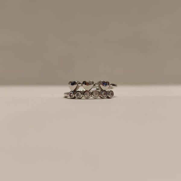 Anillo con hilera de circonias con engarce inglés y corazónes