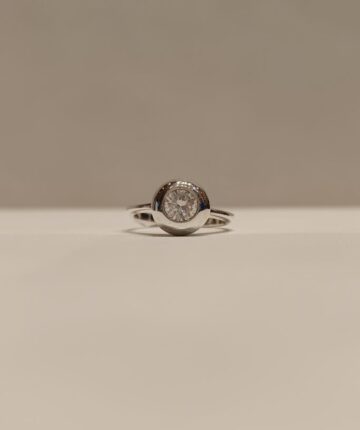 Anillo con circonia central con engarce inglés