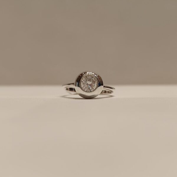 Anillo con circonia central con engarce inglés