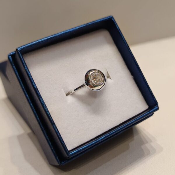 Anillo con circonia central con engarce inglés