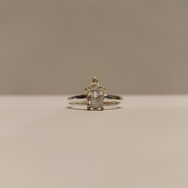 Anillo en forma de tortuga con caparazón de circonia blanca