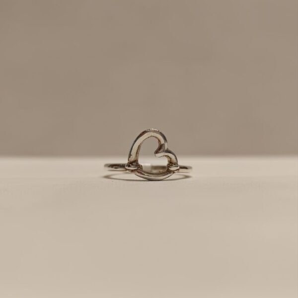 Anillo con diseño de corazón hueco