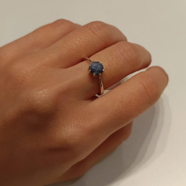 Anillo con piedra Zafiro y engarce de 8 puntas