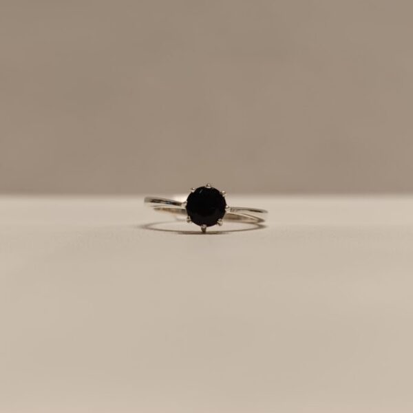 Anillo con piedra Onix y engarce de 8 grifas