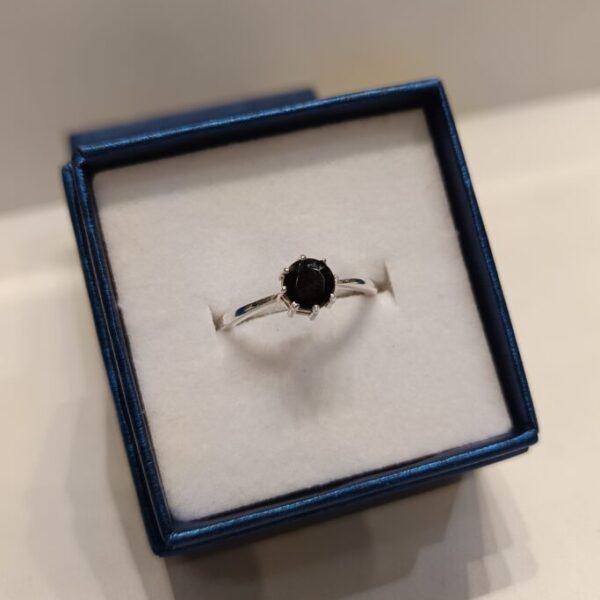 Anillo con piedra Onix y engarce de 8 grifas