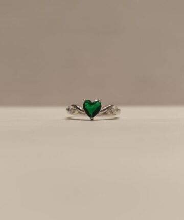 Anillo con circonia verde en forma de corazon y circonias blancas a los lados