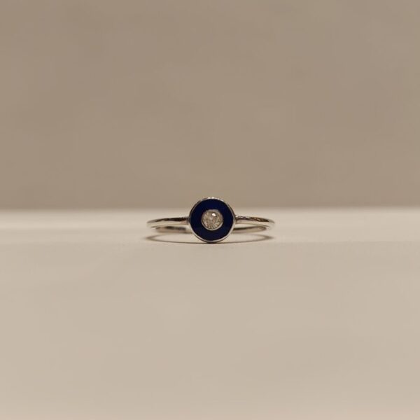 Anillo con circonia central blanca rodeada de detalle en azul