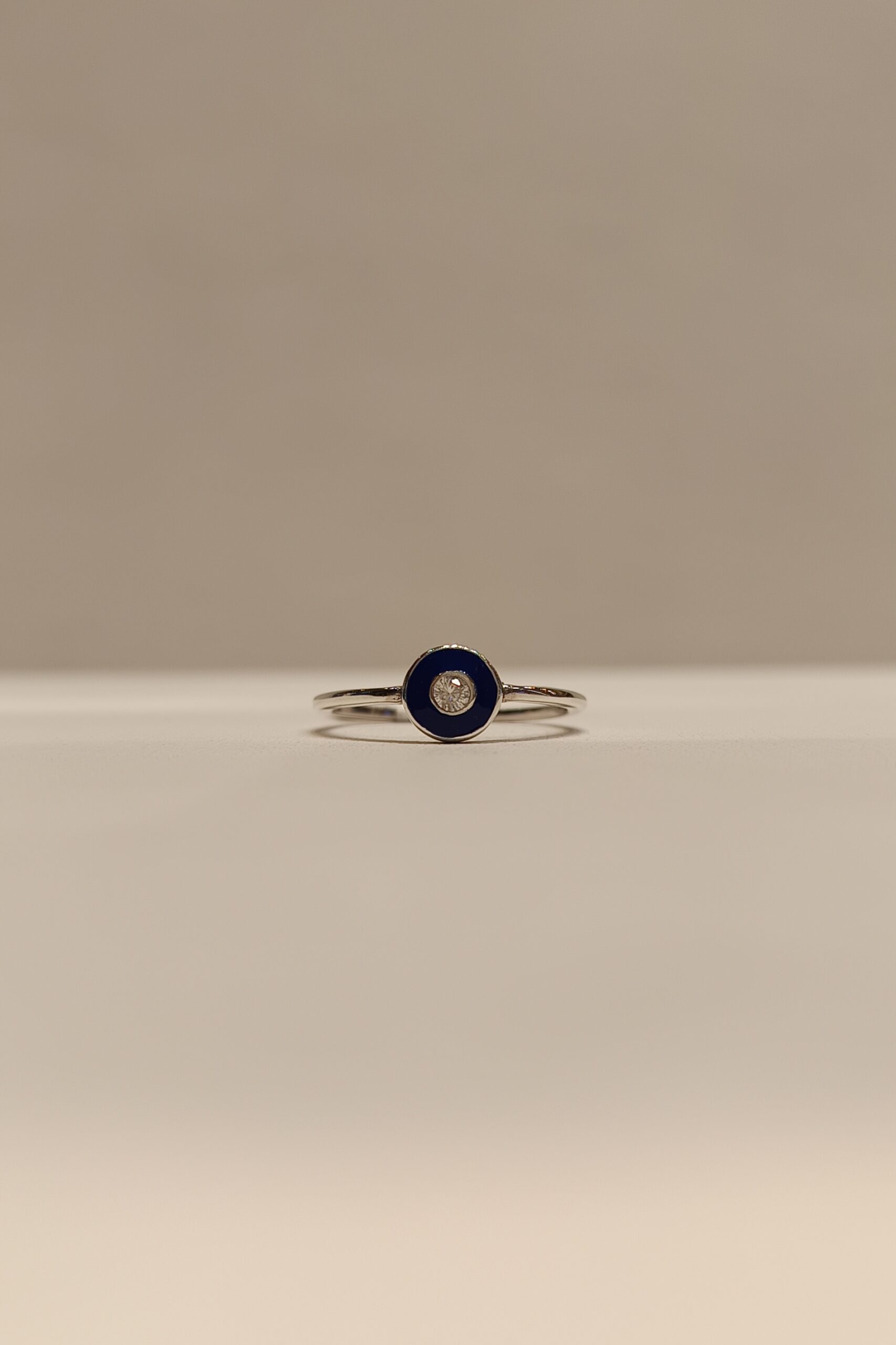 Anillo con circonia central blanca rodeada de detalle en azul