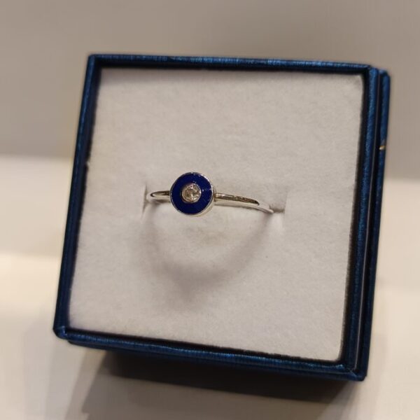 Anillo con circonia central blanca rodeada de detalle en azul