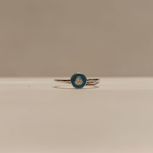 Anillo con circonia central blanca rodeada de detalle en celeste