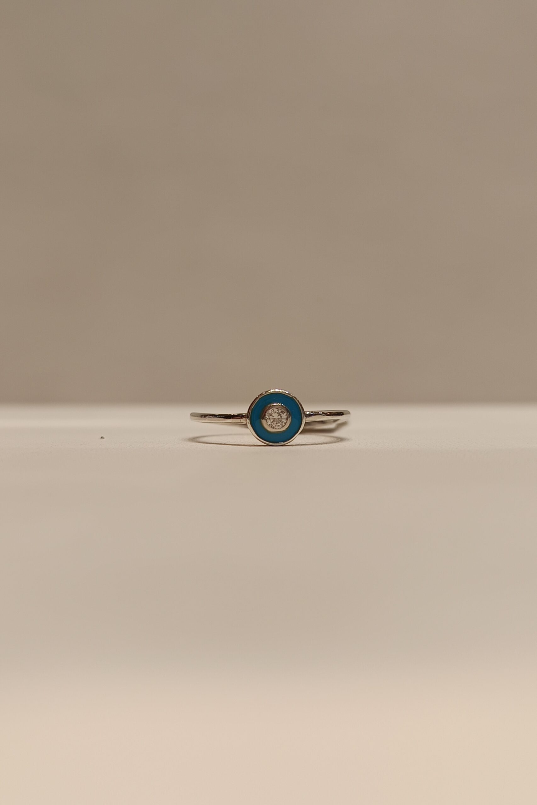 Anillo con circonia central blanca rodeada de detalle en celeste