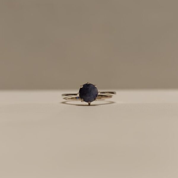 Anillo con piedra Zafiro y engarce de 8 puntas