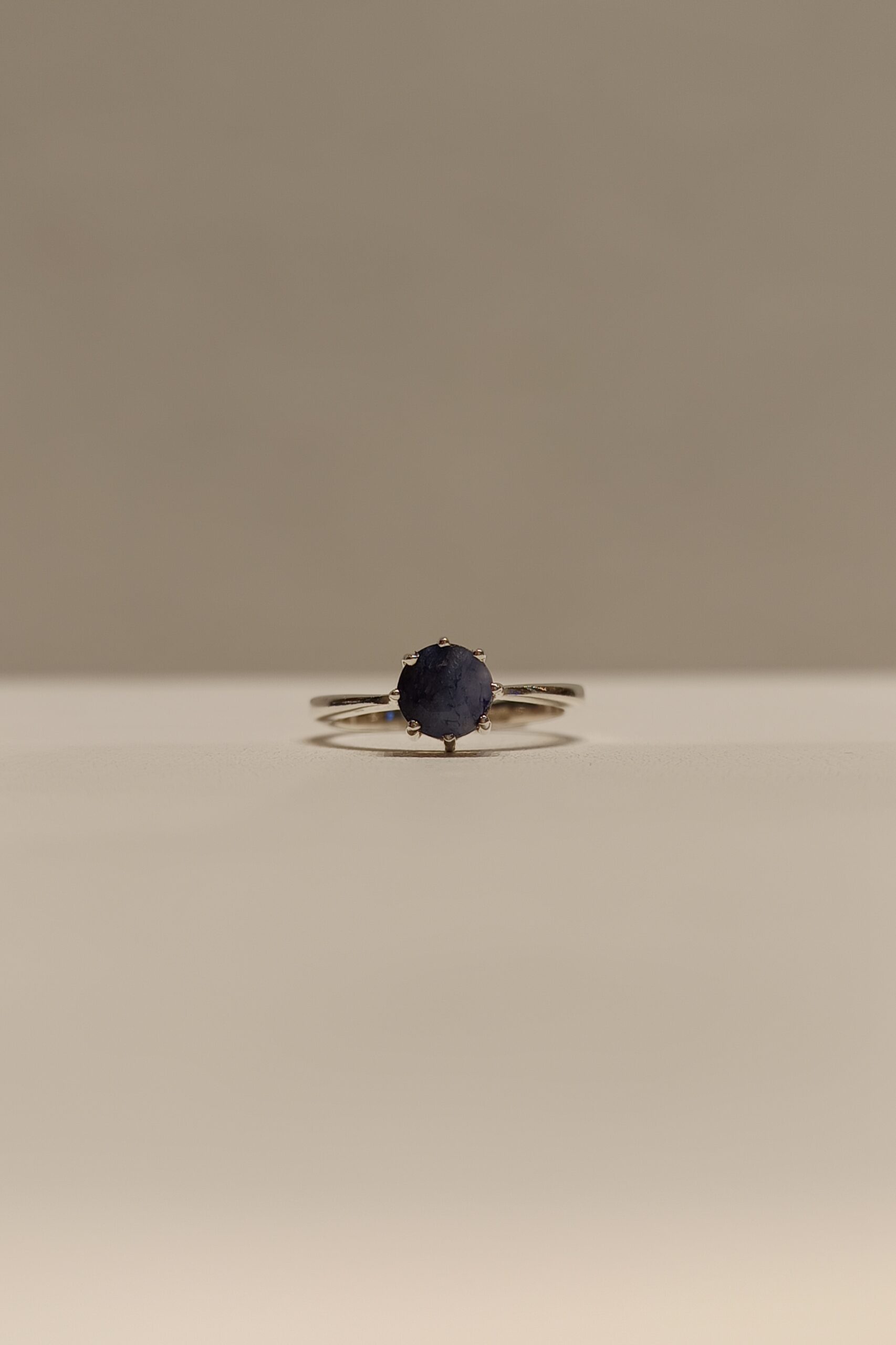 Anillo con piedra Zafiro y engarce de 8 puntas