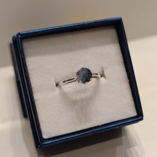 Anillo con piedra Zafiro y engarce de 8 puntas