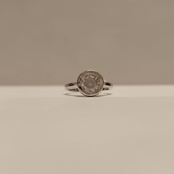 Anillo estilo Punto de Luz con circonias a los costados