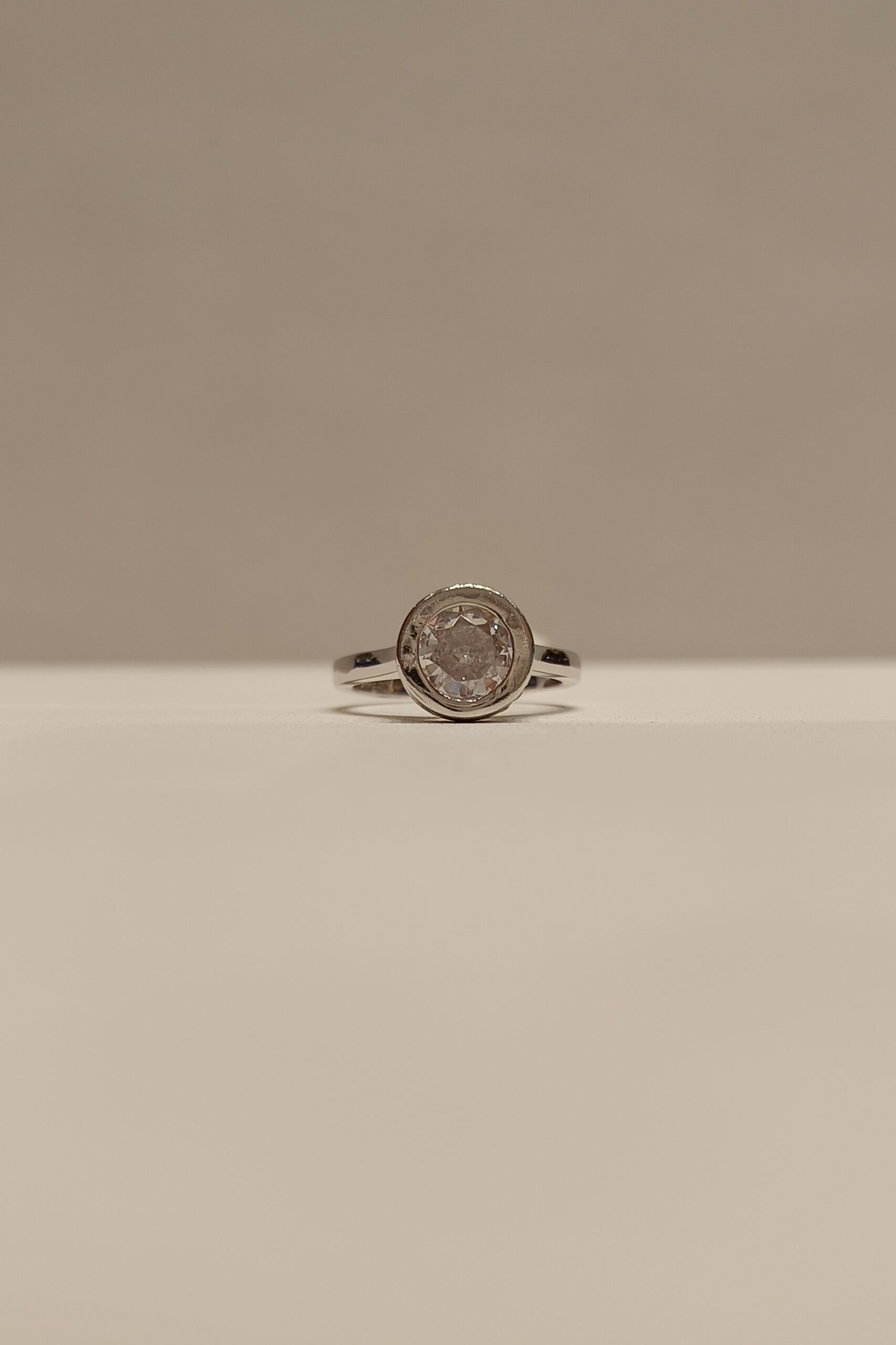 Anillo estilo Punto de Luz con circonias a los costados