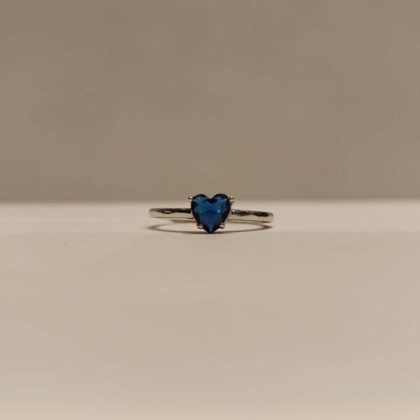 Anillo con circonia azul en forma de corazón
