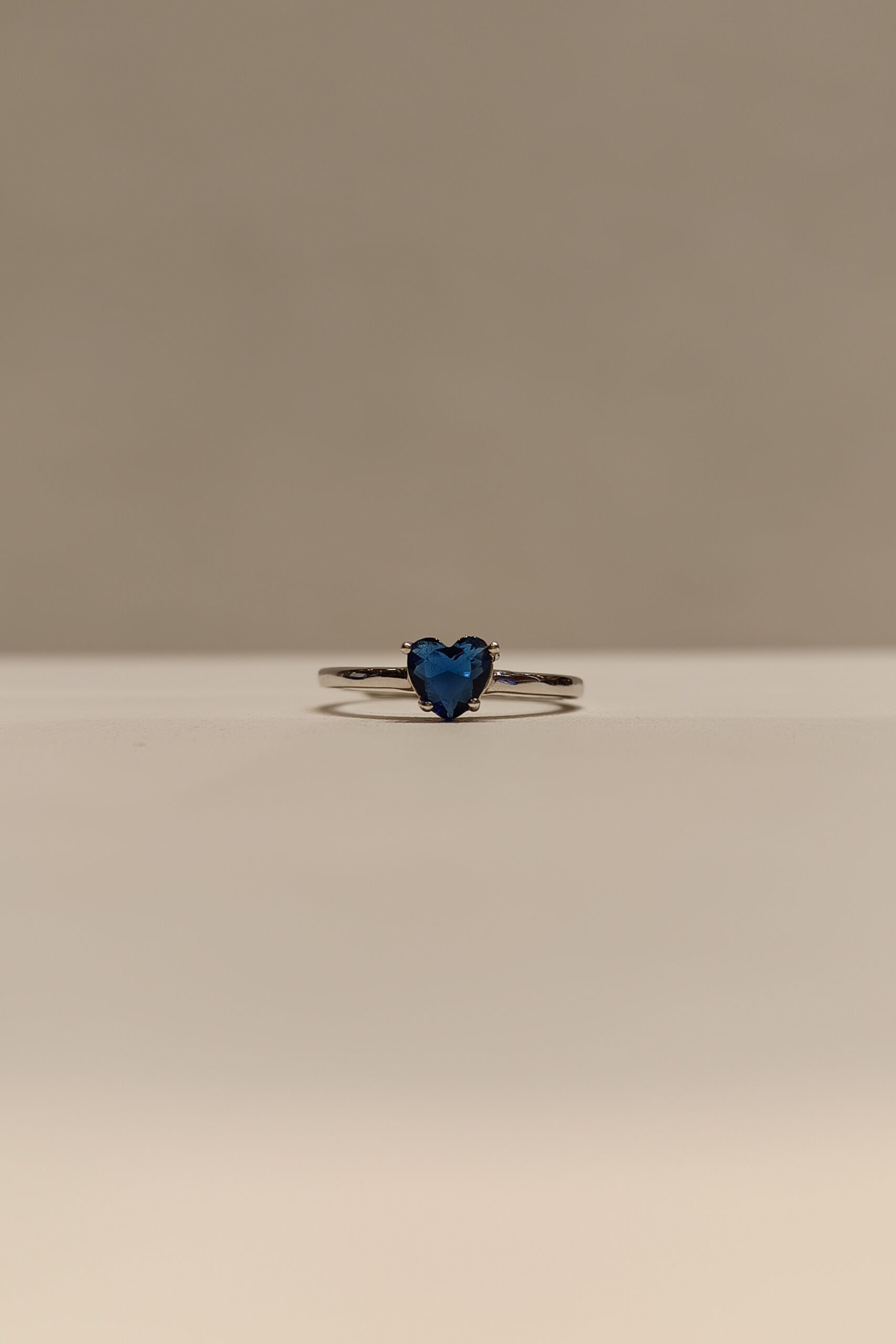 Anillo con circonia azul en forma de corazón